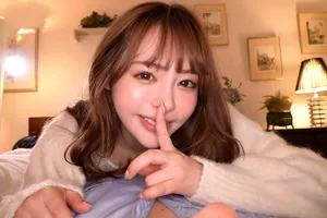 An ủi nhỏ em kế đang khóc vì bị cô bạn gái chia tay