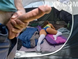 Má trẻ đơn thân và cậu con trai ở tuổi dậy thì chào cờ mỗi sáng